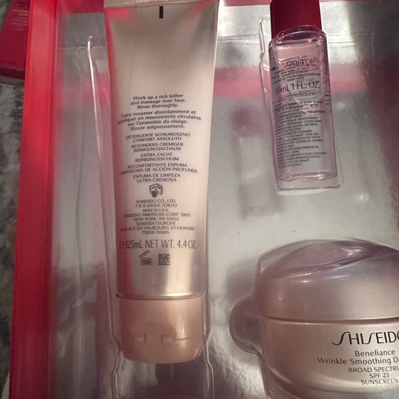 Shiseido skincare gift set - Picture 9 of 15